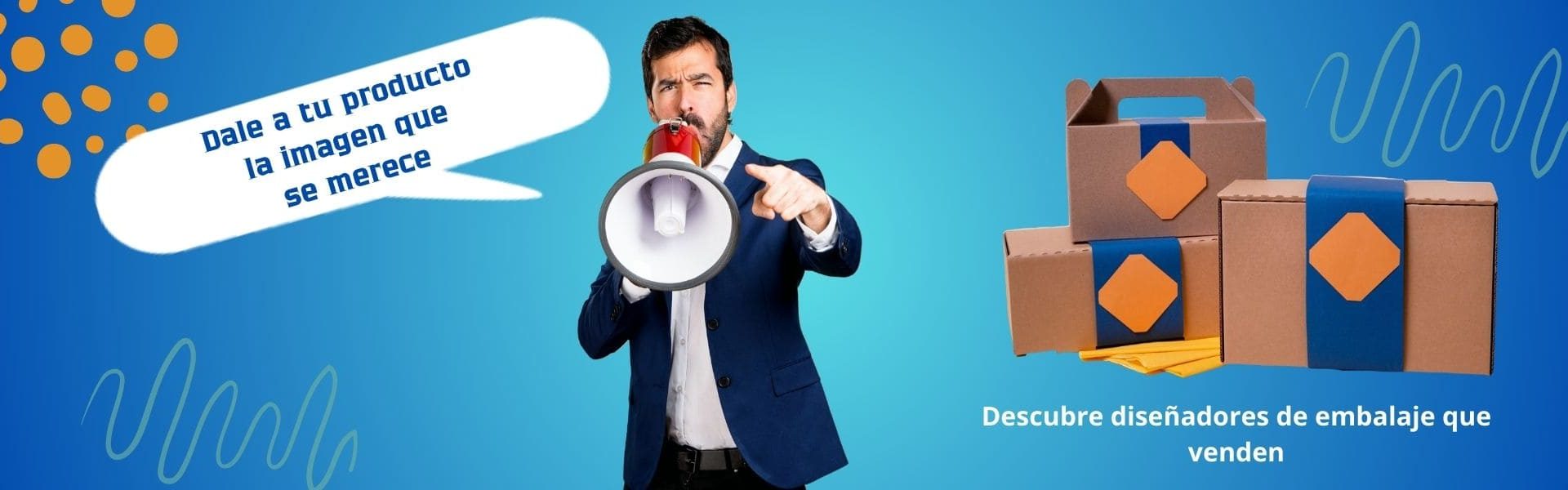 Banner diseño de embalaje promocional en fondo azul. Un hombre con traje apunta mientras habla a través de un megáfono. A su derecha, hay cajas de embalaje decoradas con etiquetas naranjas y azules. Texto: 'Dale a tu producto la imagen que se merece' y 'Descubre diseñadores de embalaje que venden'