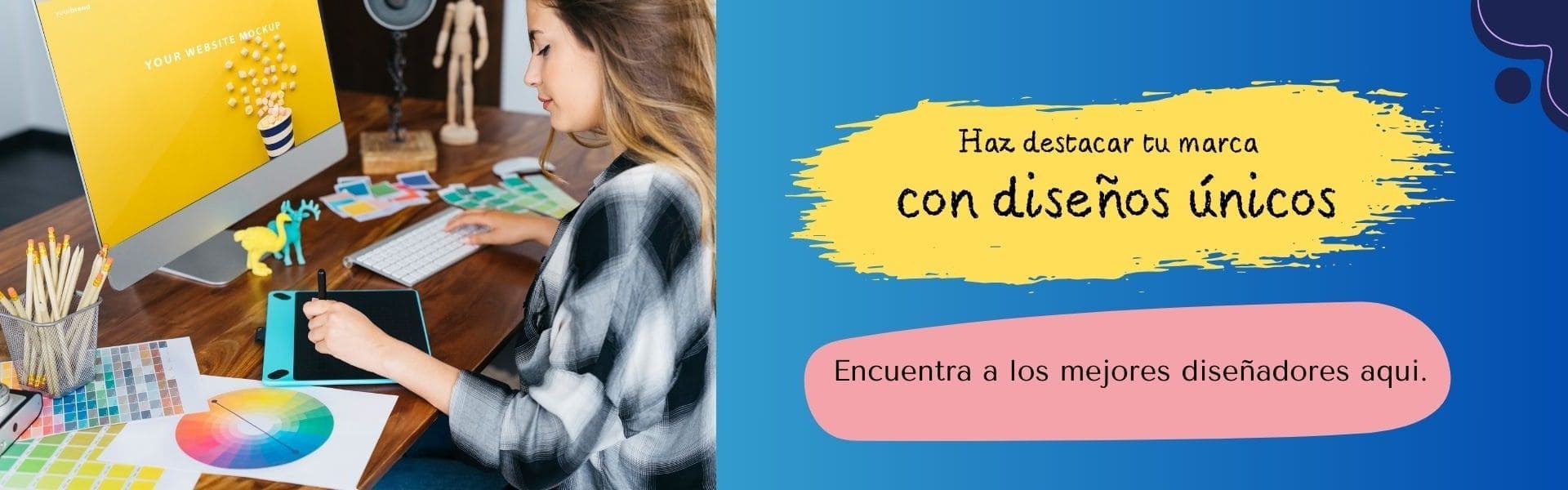 Banner dividido en dos secciones. A la izquierda, una mujer trabaja en un escritorio con herramientas de diseño gráfico, incluyendo una computadora con pantalla amarilla, una tableta gráfica, y una paleta de colores. A la derecha, fondo azul degradado con el texto: 'Haz destacar tu marca con diseños únicos' en letras negras sobre un fondo amarillo irregular, y debajo, 'Encuentra a los mejores diseñadores aquí' en letras negras sobre un fondo rosado.